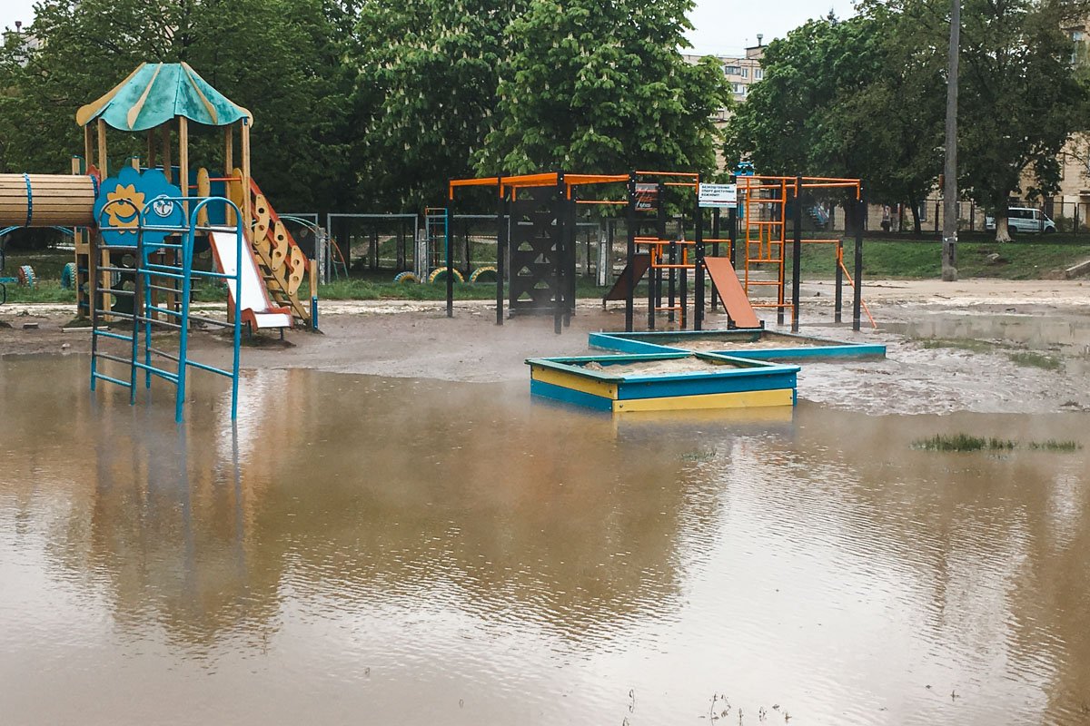 В Киеве по адресу улица Симиренко, 7 прорвало трубу горячего водоснабжения