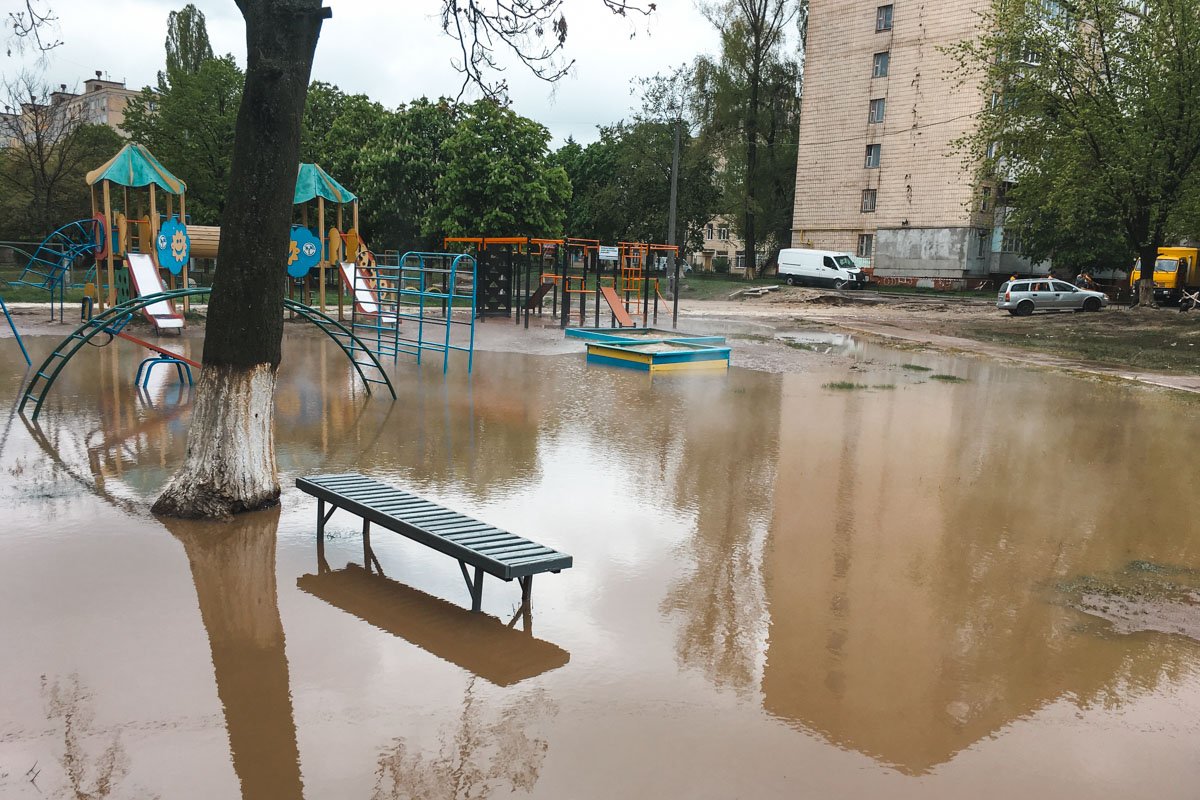 Из-за аварии детскую площадку затопило кипятком