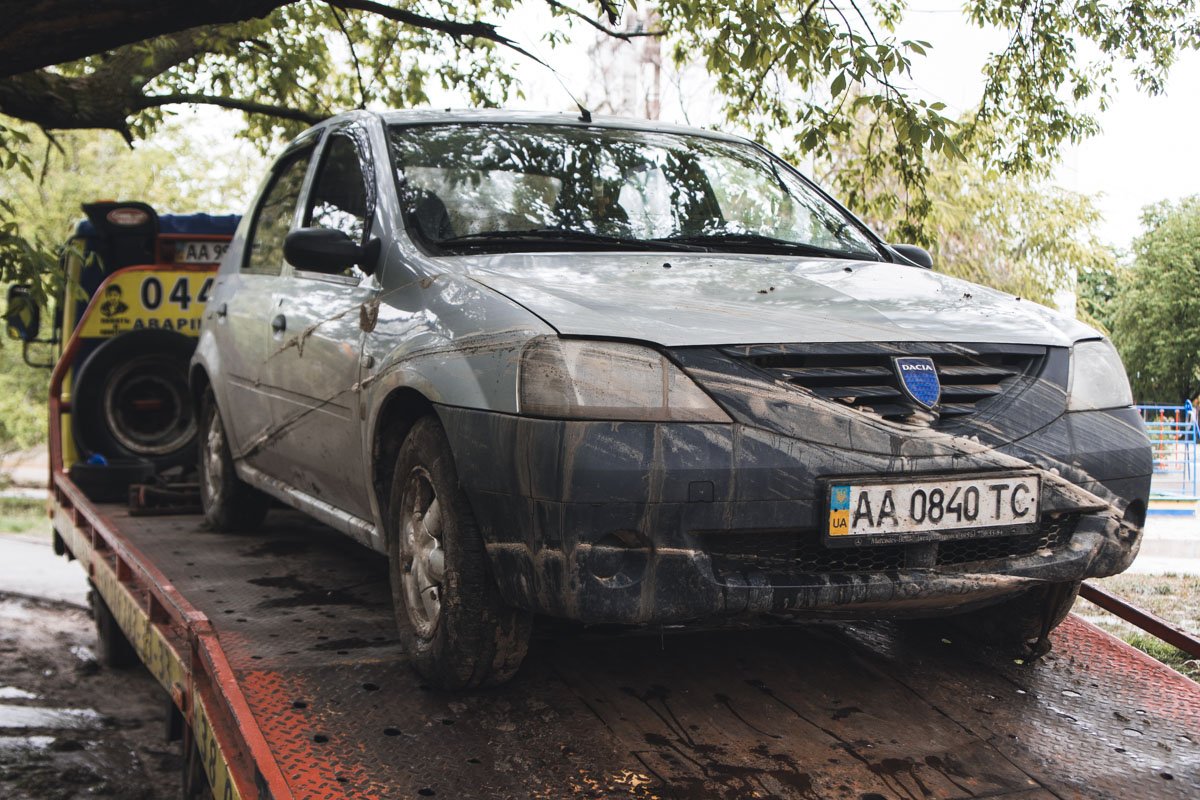 Автомобиль, который стоял на парковке во дворе, провалился в асфальт 