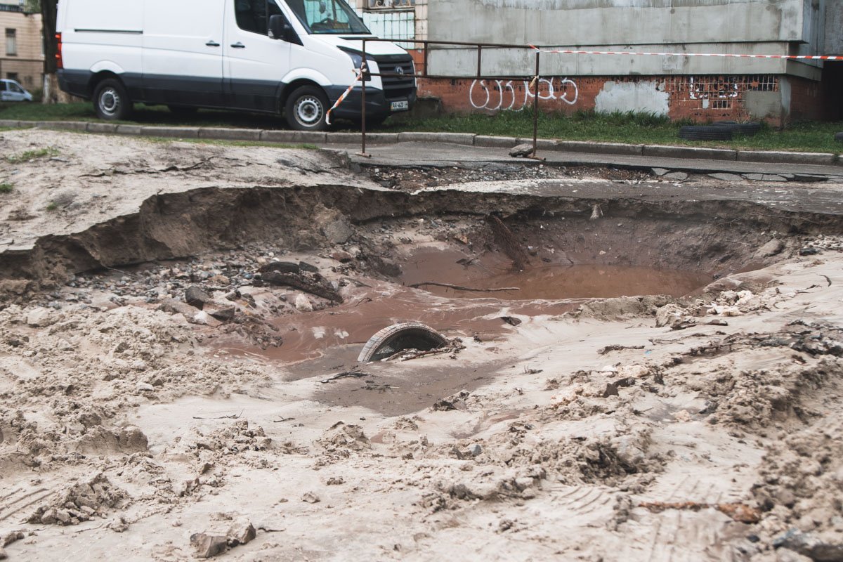 В асфальте образовалась огромная яма
