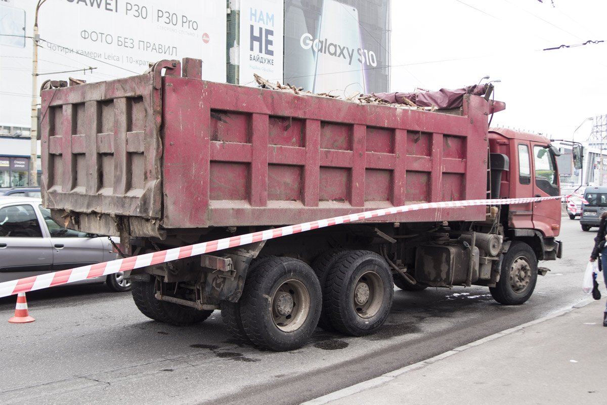 На проспекте Бандеры самосвал наехал на велосипедиста 