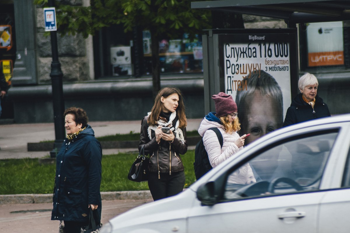 Лучше отвлечься от телефона, переходя через дорогу Лучше отвлечься от телефона, переходя через дорогу