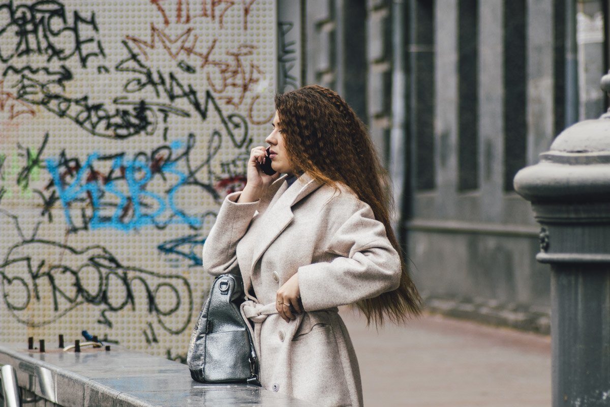 Современные девушки всегда сохраняют серьезность, особенно во время телефонного разговора Современные девушки всегда сохраняют серьезность, особенно во время телефонного разговора