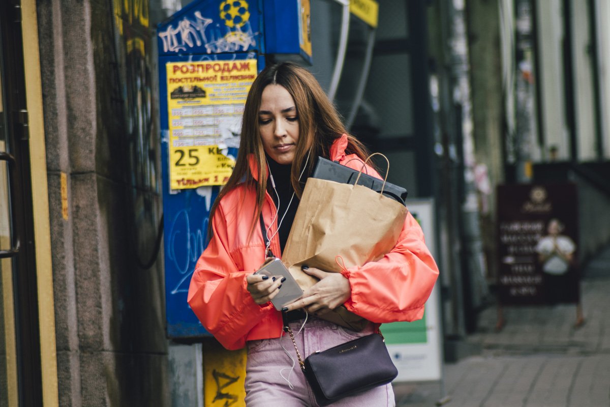 Ищет весеннюю песню в плейлисте Ищет весеннюю песню в плейлисте