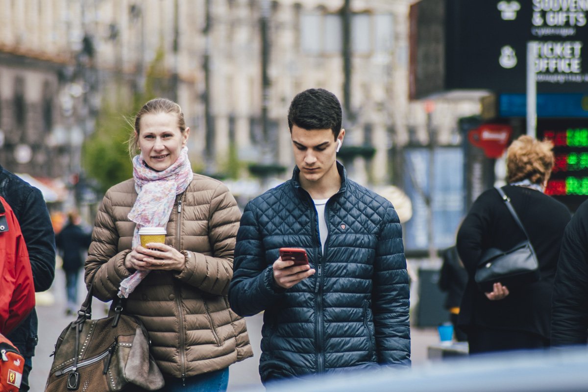 Кто-то смотрит в телефон, а кто-то наслаждается прогулкой Кто-то смотрит в телефон, а кто-то наслаждается прогулкой