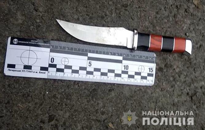 К счастью, нападавшего удалось задержать, им оказался 18-летний парень и при себе у него был нож К счастью, нападавшего удалось задержать, им оказался 18-летний парень и при себе у него был нож