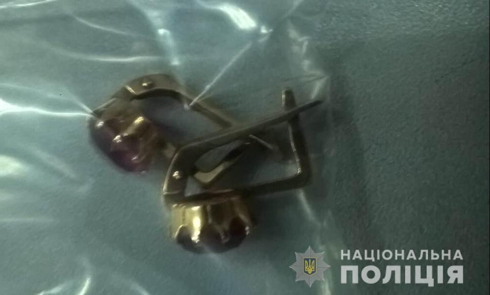 Нападавший снял с пенсионерки золотые серьги и убежал, а после - сдал их в ломбард 