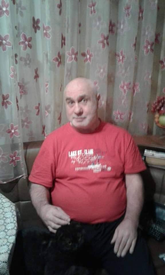 Мужчина пережил инсульт и ходит с тростью 