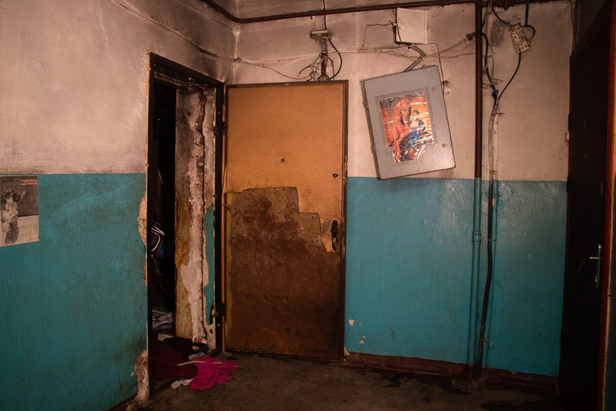 Она часто приводила бездомных, которые справляли нужду прямо в подъезде, шумели и распивали алкоголь