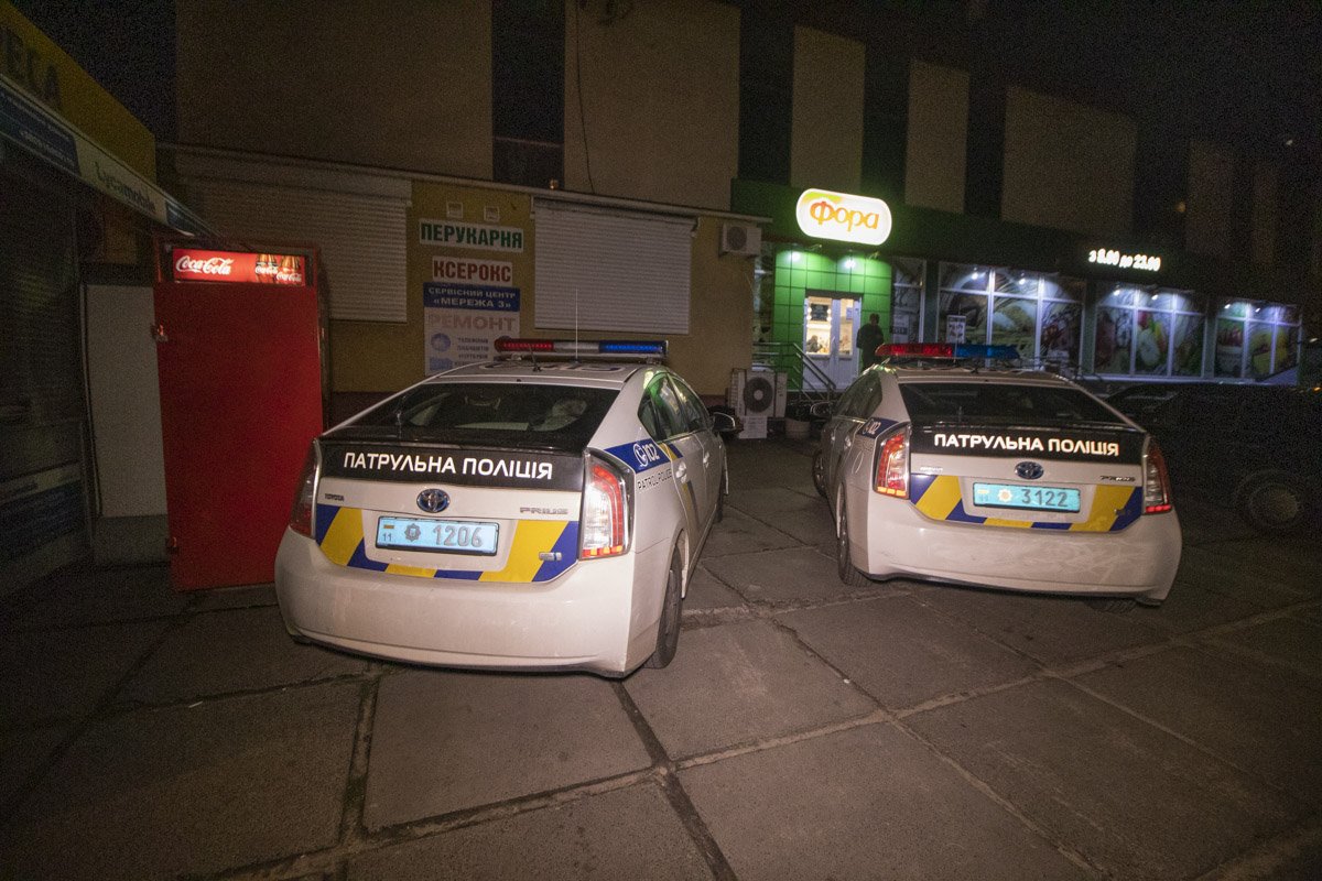 По словам нарушителя, он просто выгуливал собаку и захотел выпить водки, откуда взял гранату, не объяснял