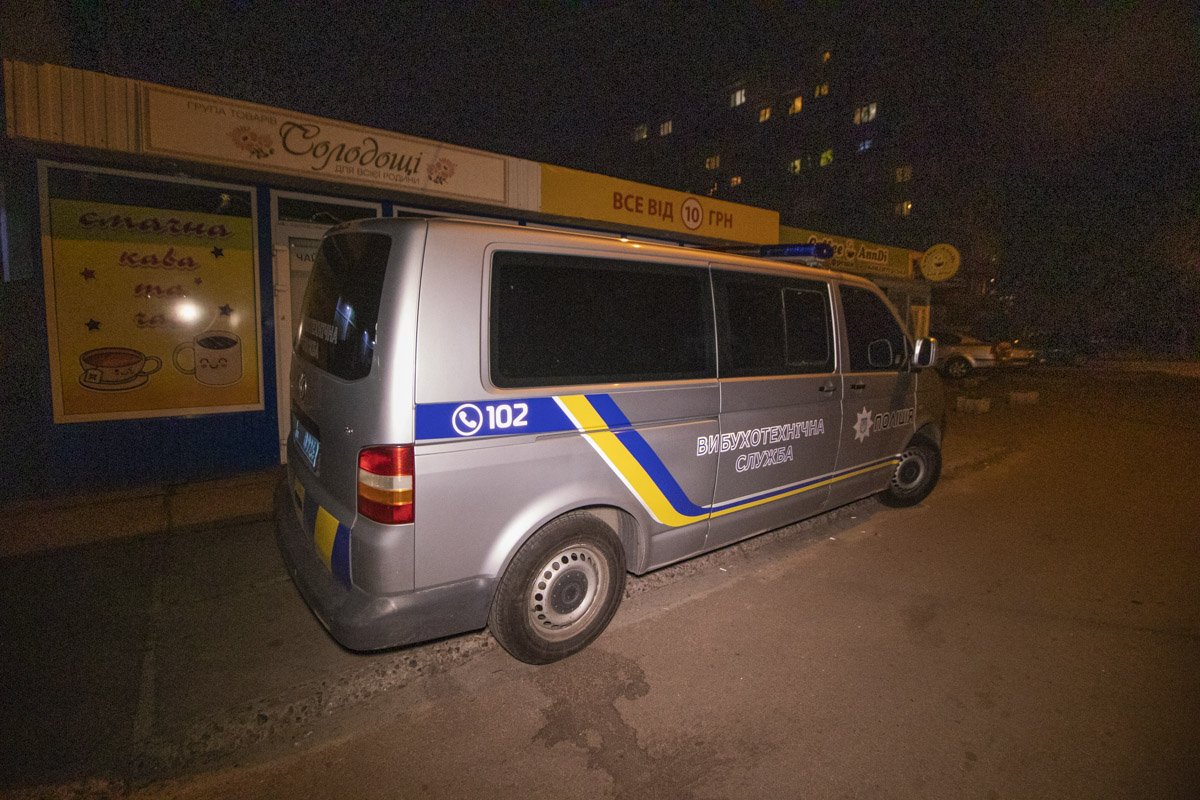 Парень заступился за свою девушку и в этот момент заметил гранату на парапете рядом с бутылкой водки