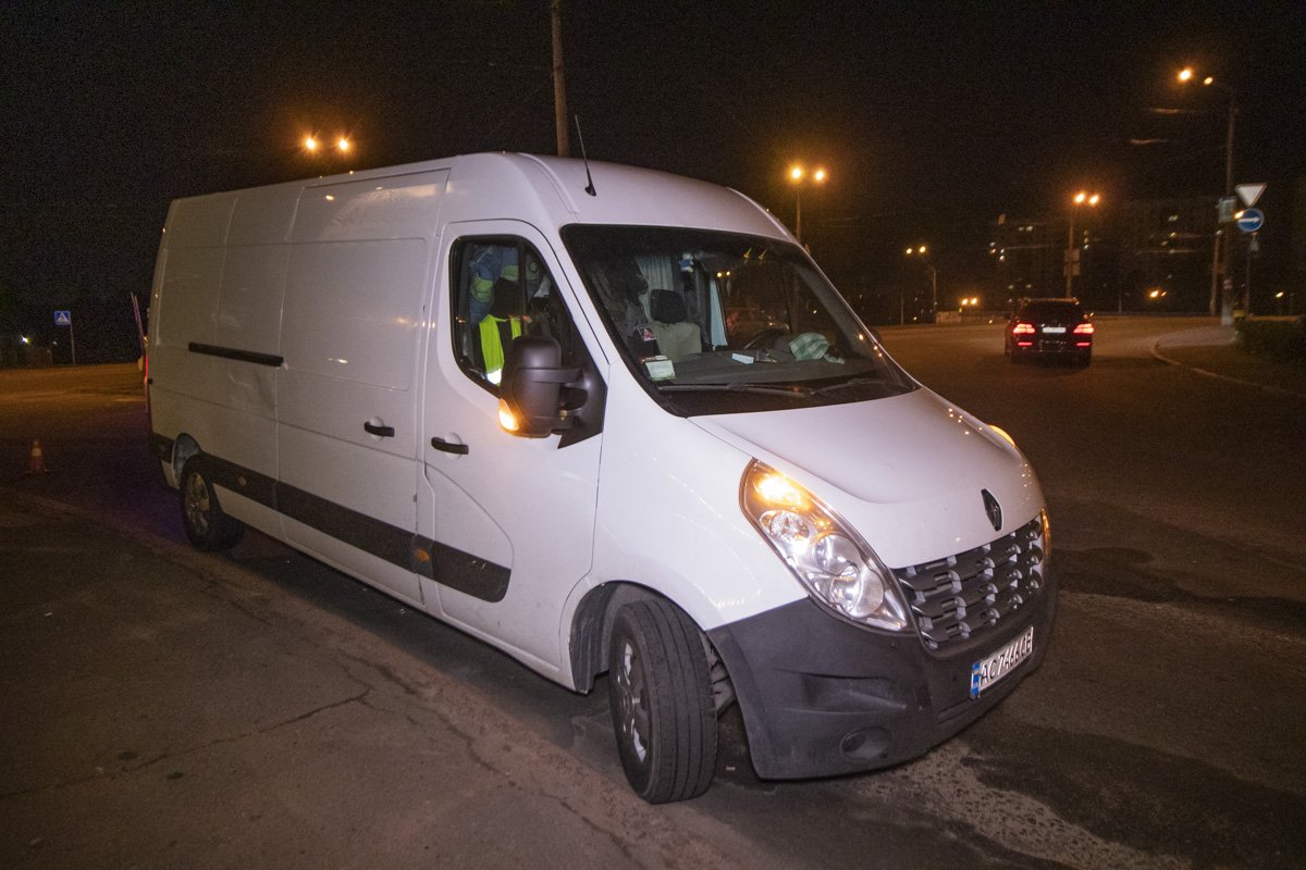 Мужчина на фургоне Renault наехал на 18-летнего парня на пешеходном переходе рядом со станицей метро «Черниговская»