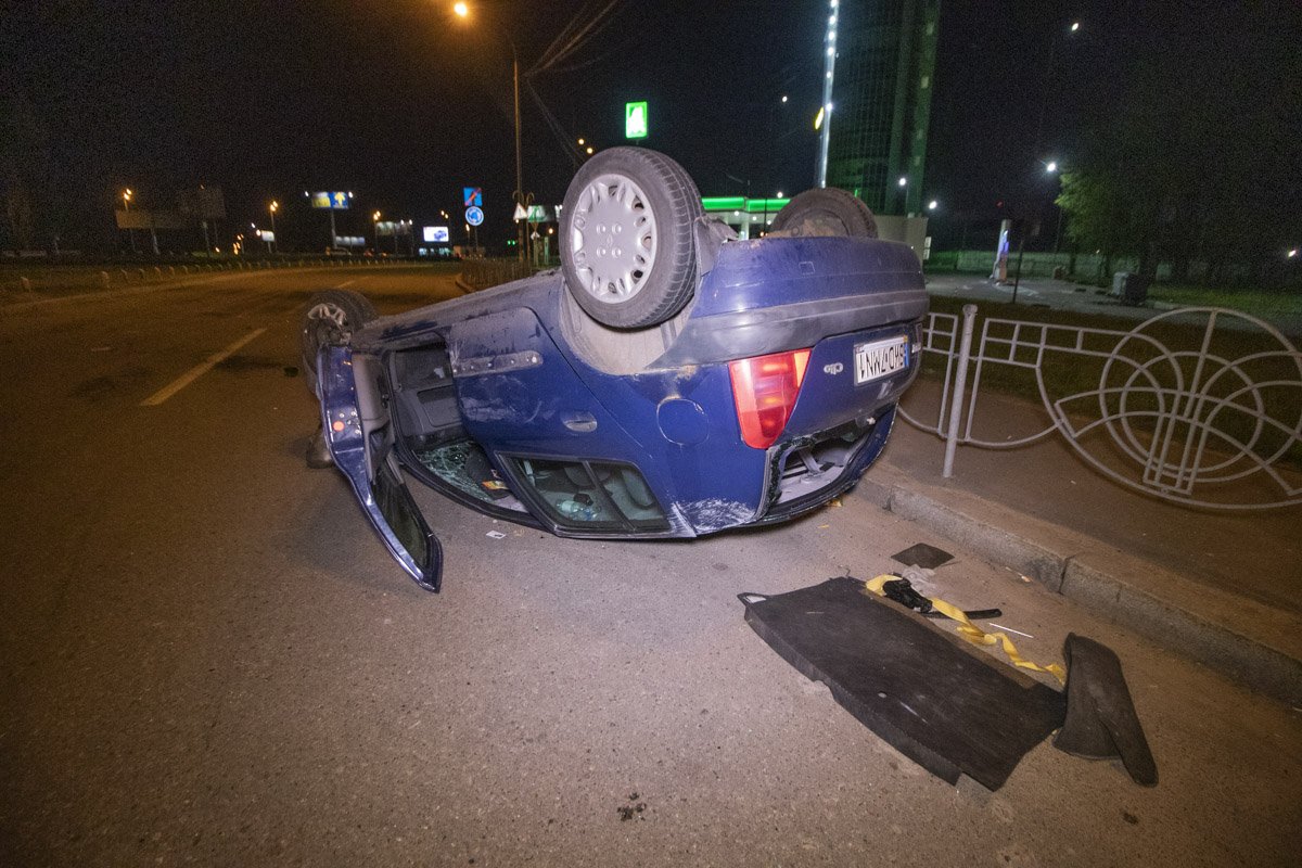 Renault подрезал ZAZ, после чего вылетел на встречку и перевернулся