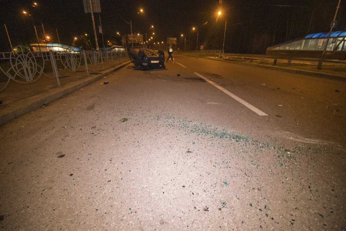 Владелец ZAZ сообщил, что он помог покинуть салон перевернутой машины одному мужчине, который сначала пытался сбежать, а потом сказал, что он пассажир