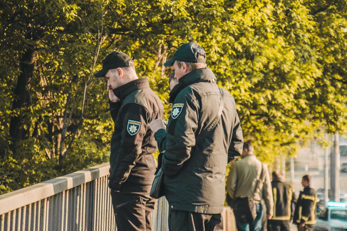 Загорелся коллектор возле железнодорожных рельсов под путепроводом