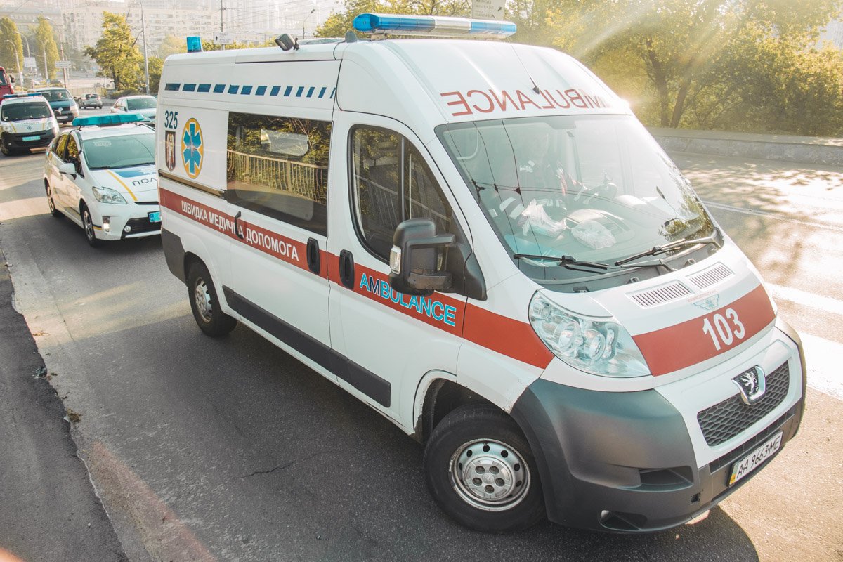 Прохожие заметили, что из под путепровода идет густой дым и на улице сильный запах гари