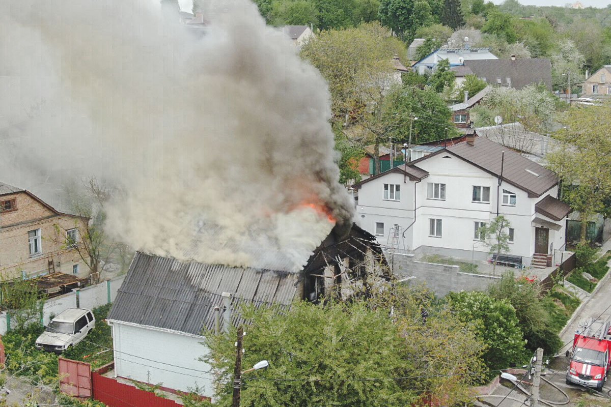 Огонь охватил второй этаж и крышу здания на площади 100 квадратных метров