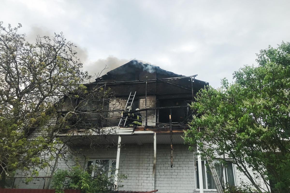 Загорелся двухэтажный частный дом