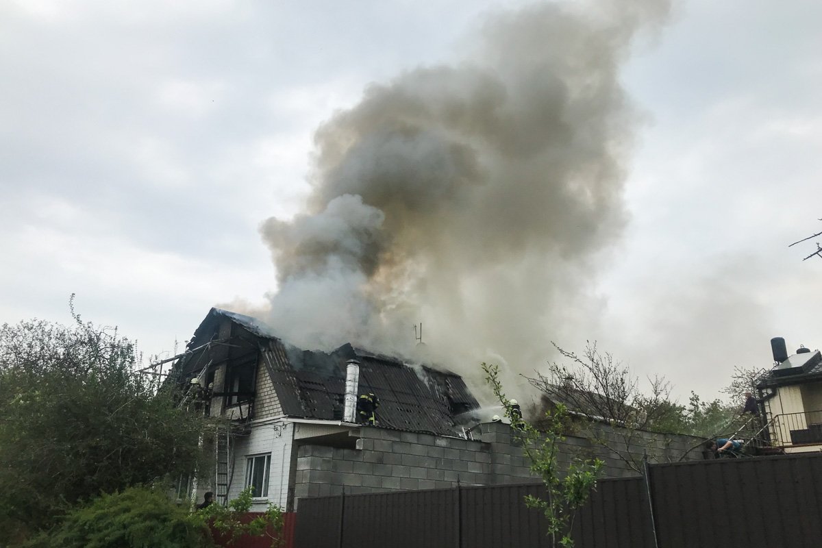 Спасатели пытаются полностью ликвидировать возгорание