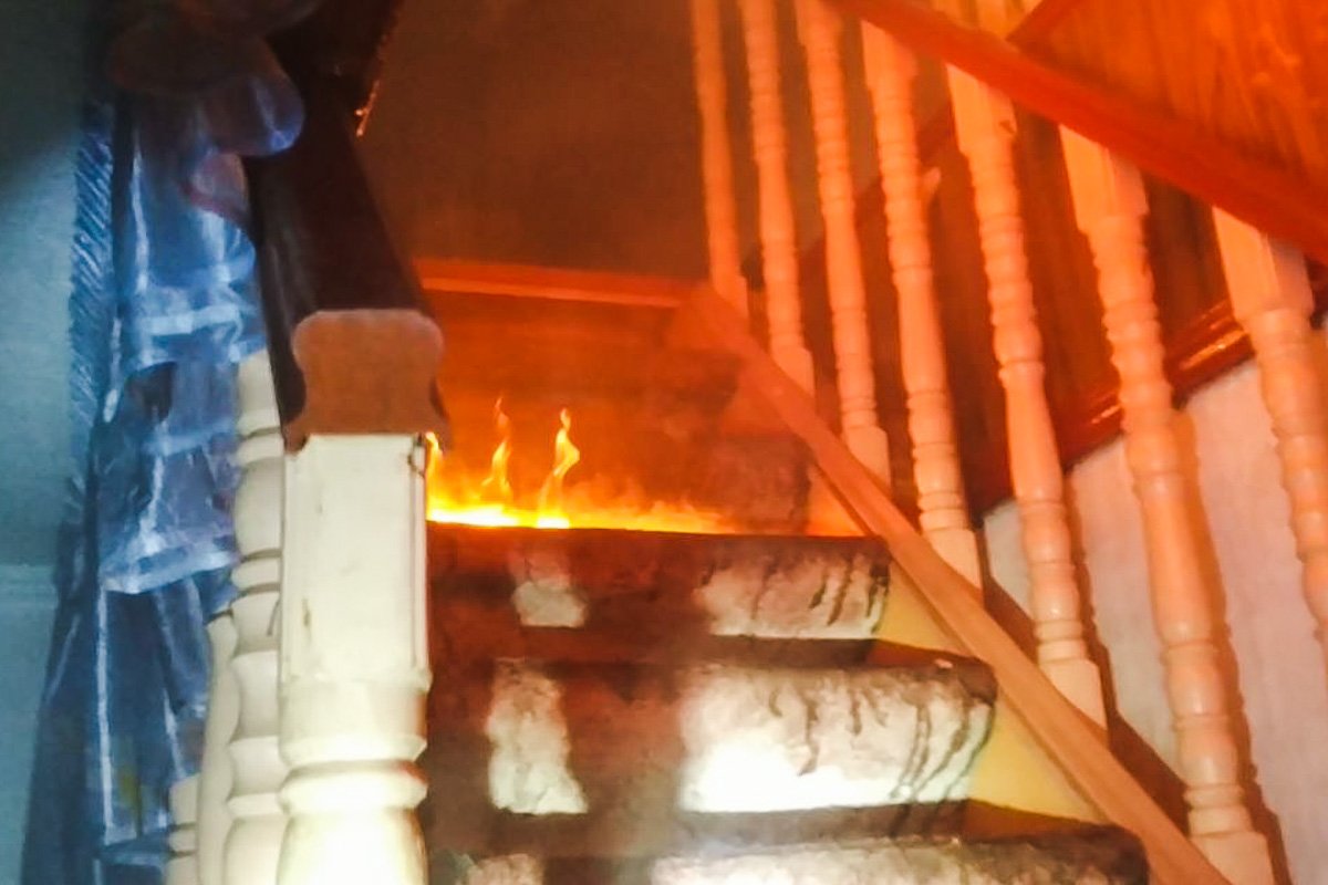 На месте работает 4 единицы техники и около 18 человек личного состава