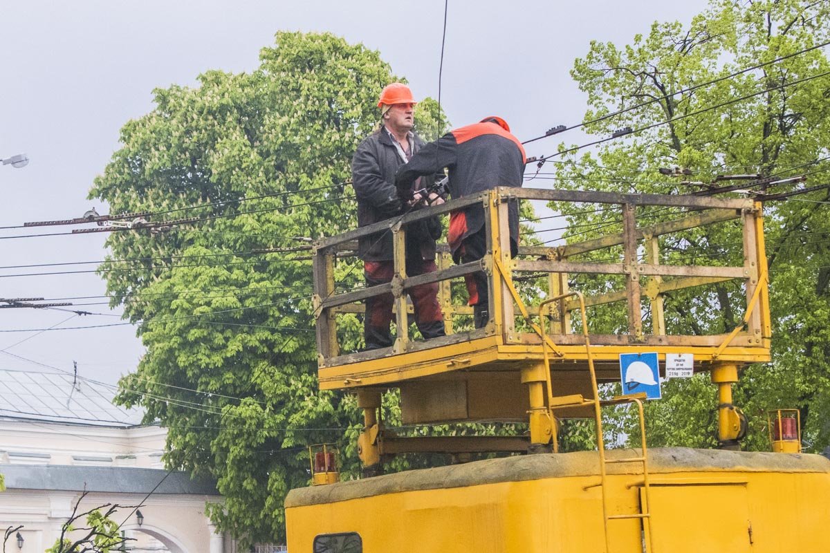Также коммунальщики восстанавливают оборванные подвесы контактной сети