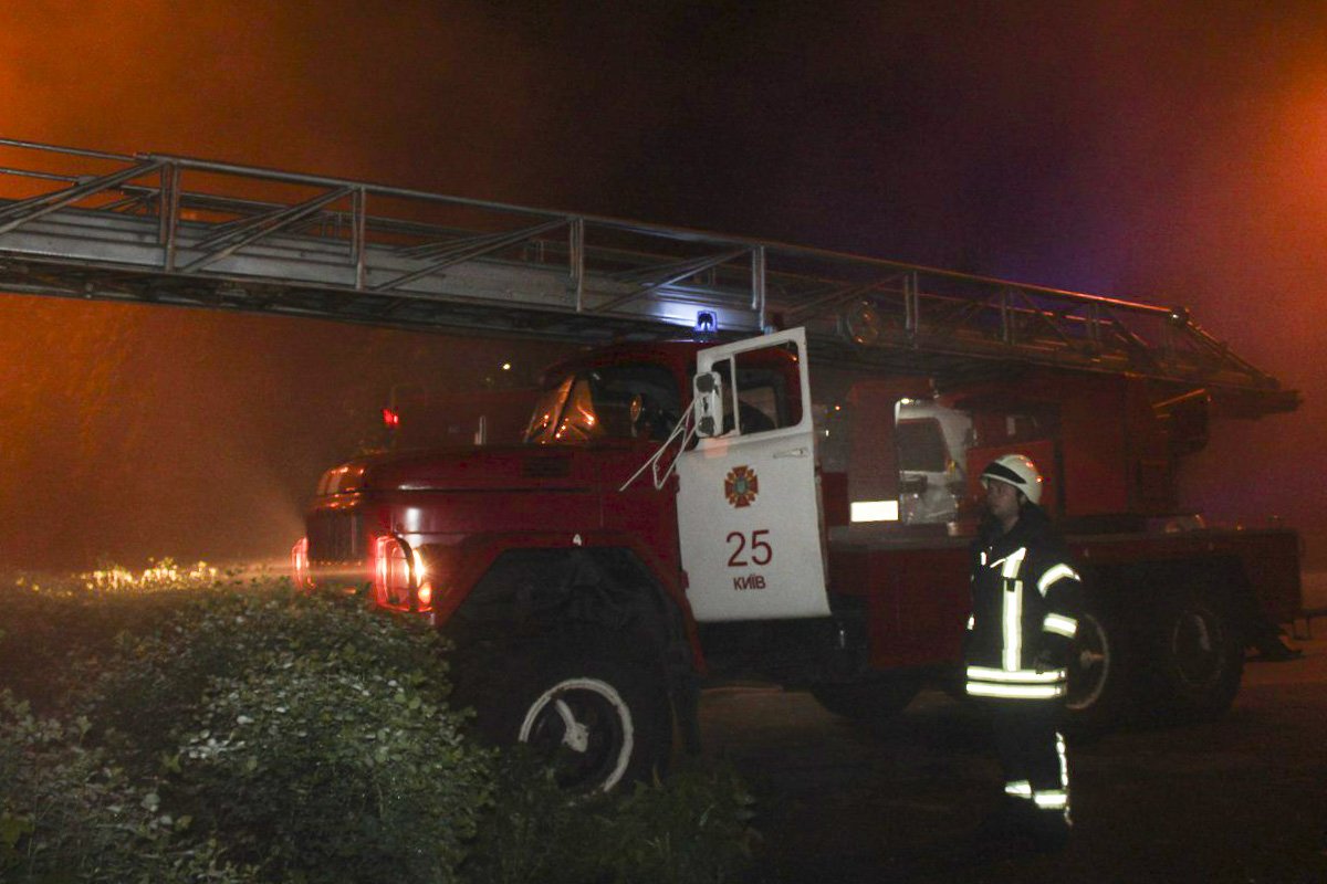 В Киеве на улице Кирилловская произошел пожар