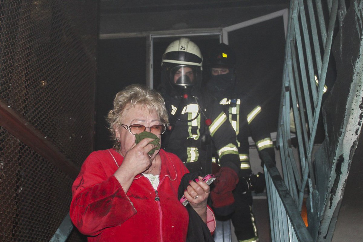 Во время пожара в жилище находилась пожилая женщина, которую эвакуировали соседи