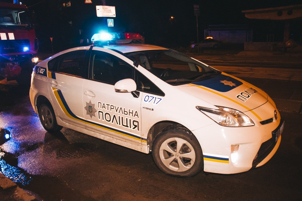 Помимо спасателей на месте также находились экипаж патрульной полиции и карета скорой помощи