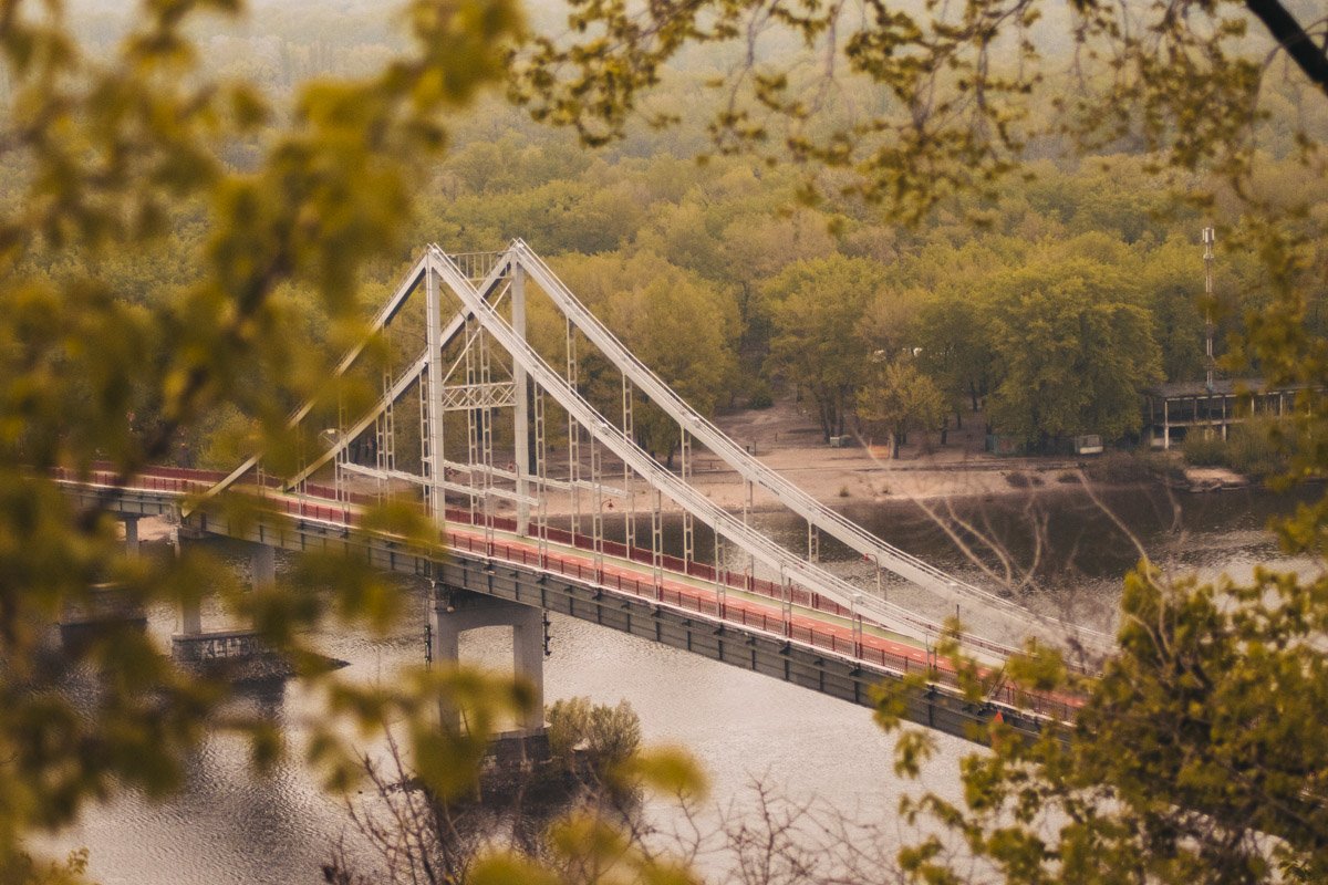 А это мост так и ждет жителей столицы на утреннюю пробежку А это мост так и ждет жителей столицы на утреннюю пробежку