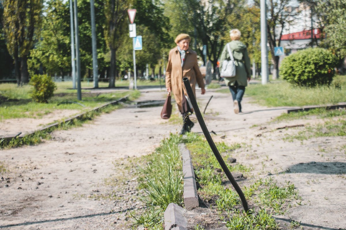 В парке обновят тротуары, установят по 27 лавочек и урн