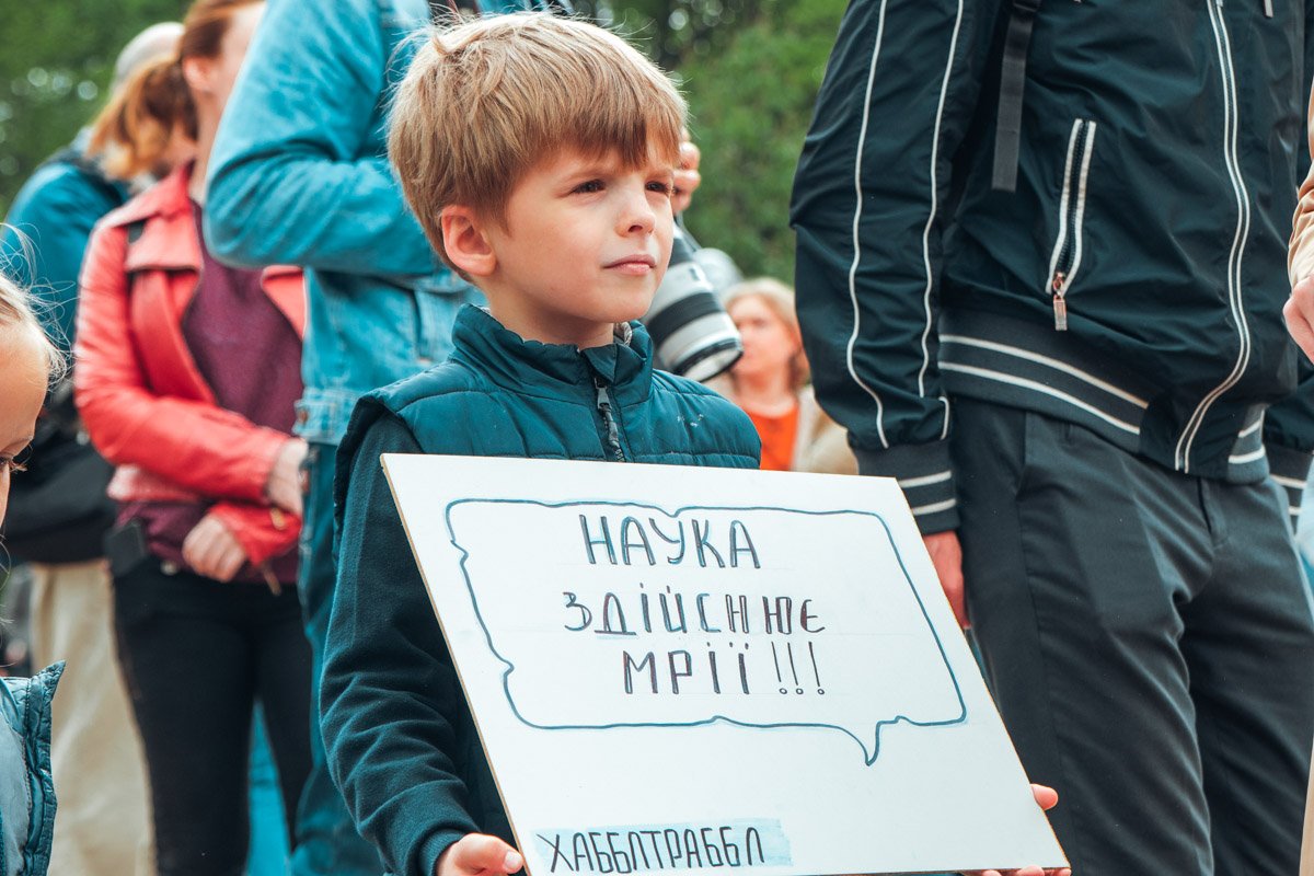 Маленький участник марша Маленький участник марша