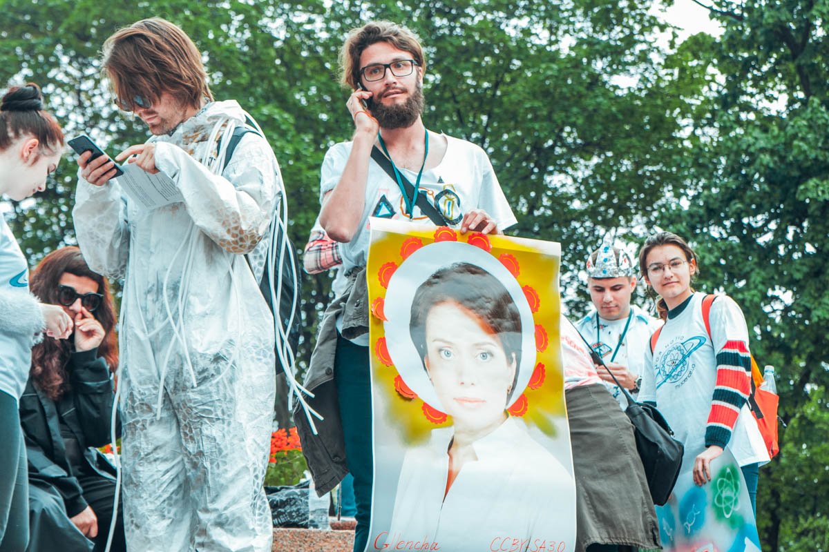 Плакаты у пикетчиков были разными Плакаты у пикетчиков были разными