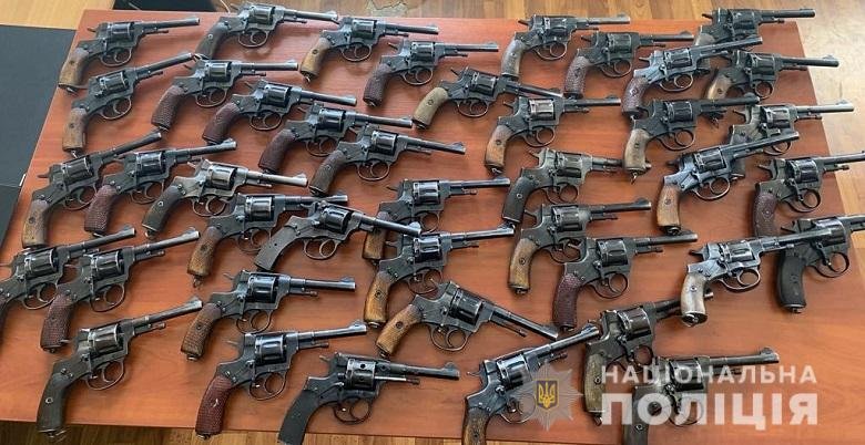 В последнее время у жителей города и страны на руках много оружия и боеприпасов