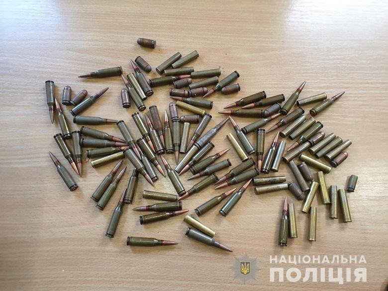 Среди опасных предметов были 4 гранаты, 7 снарядов, а также своевременно сообщили об обнаружении мины времен Второй Мировой войны