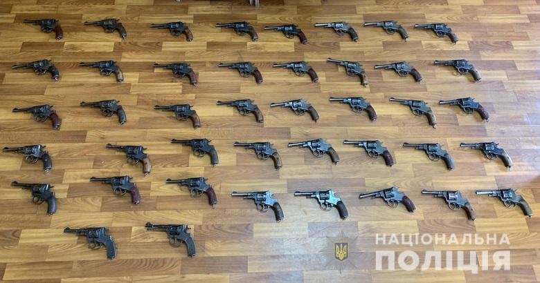 В частности, был изъят целый арсенал револьверов