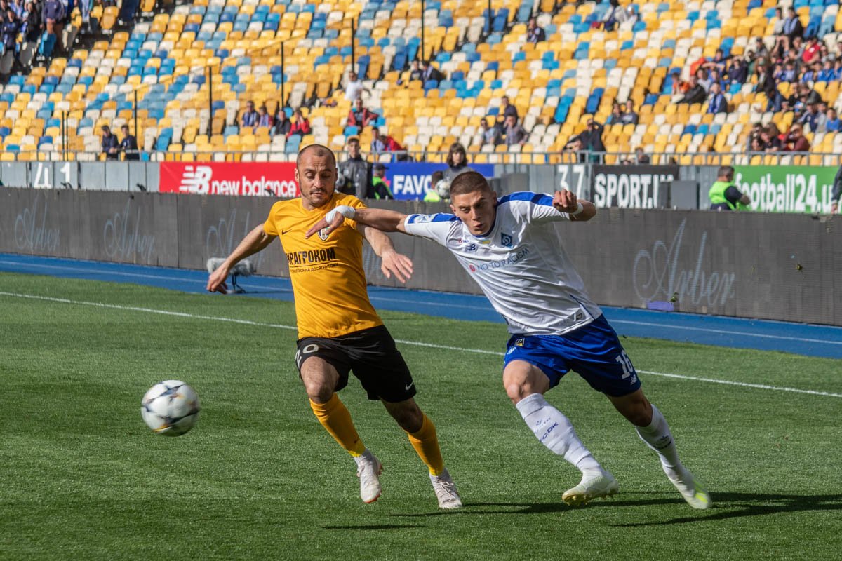 Виталий Миколенко с завидной регулярностью проводит успешные матчи в бело-синей футболке