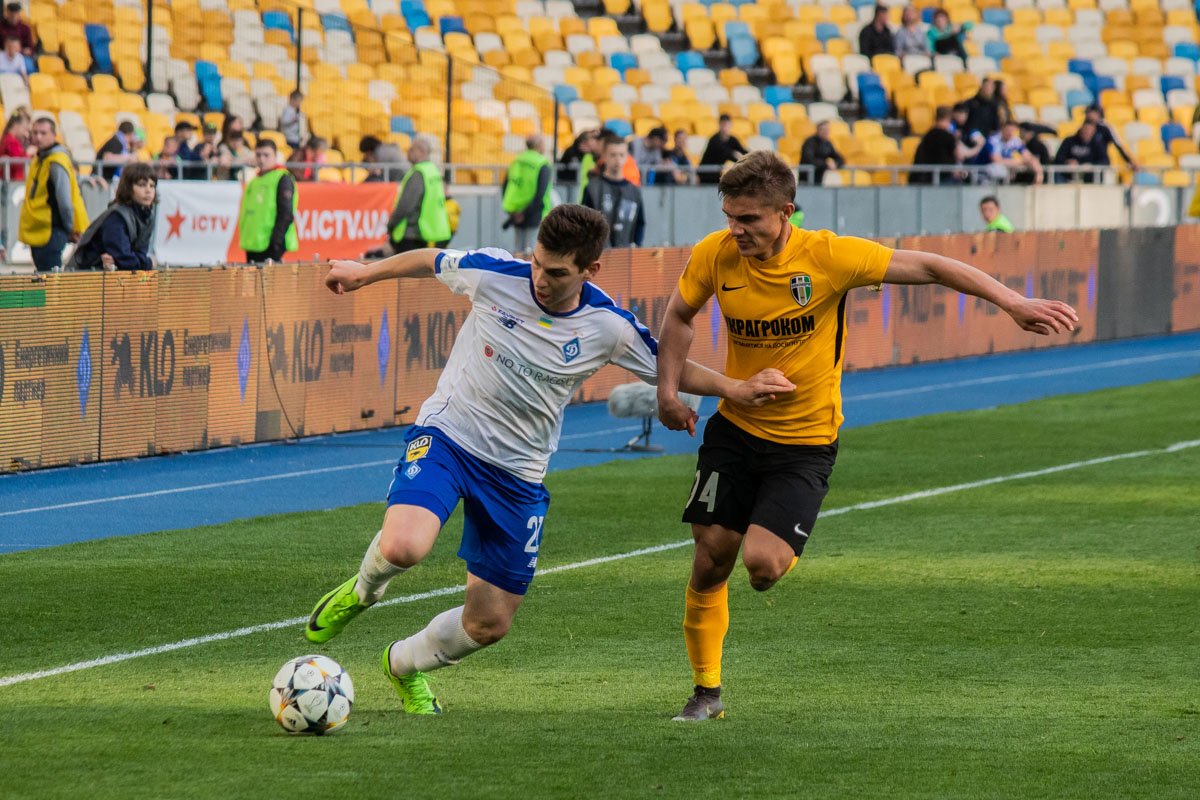Справа в защите практически весь матч отыграл Никита Кравченко, который впервые при Хацкевиче выходит на поле за основную команду