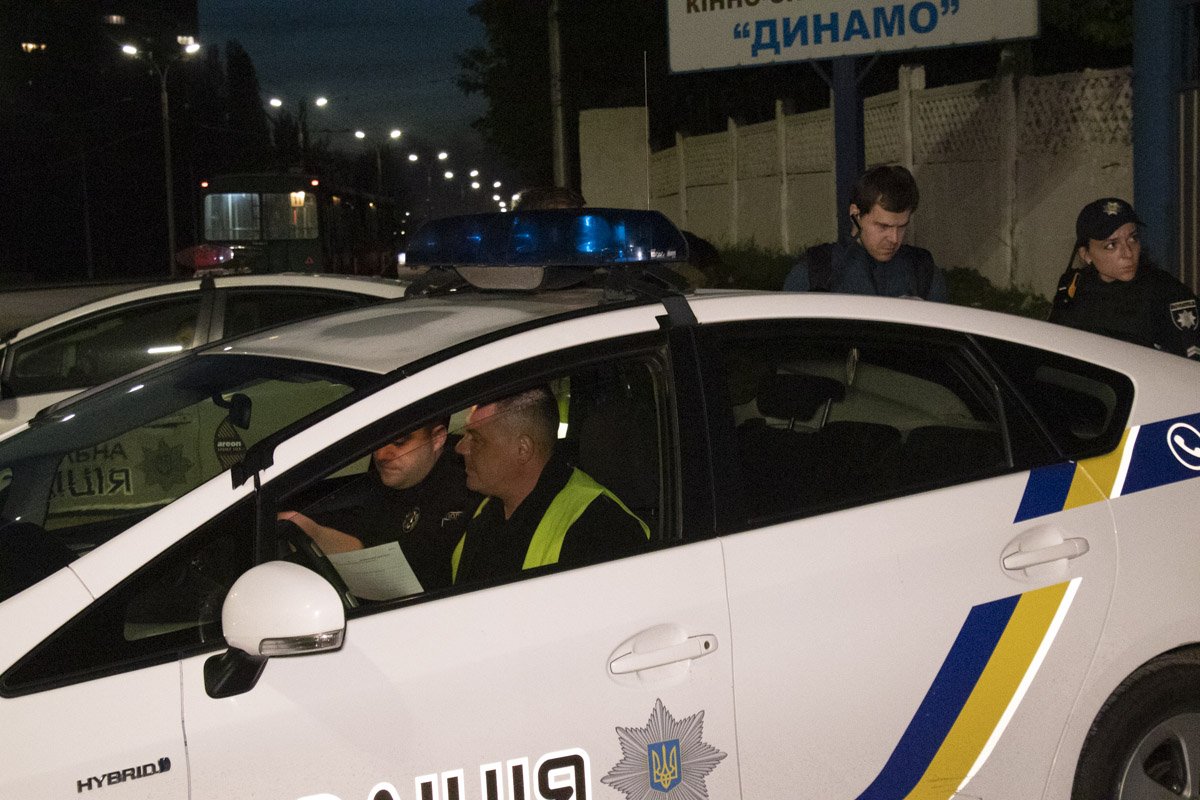 Hyundai Accent не сумел избежать столкновения с Ford Galaxy, заглохшим на светофоре Hyundai Accent не сумел избежать столкновения с Ford Galaxy, заглохшим на светофоре