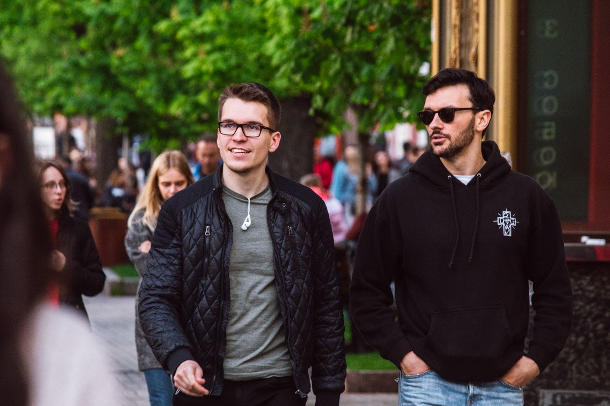 Так-так-так, впереди вижу очень красивых девушек Так-так-так, впереди вижу очень красивых девушек