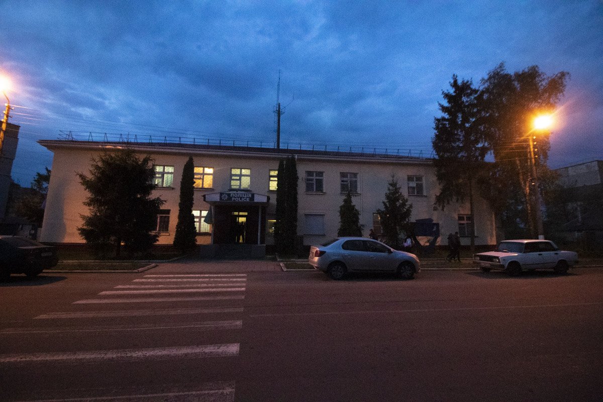 На данный момент известно только то, что жертвой нападения мог стать полицейский. От каких-либо комментариев правоохранители отказались