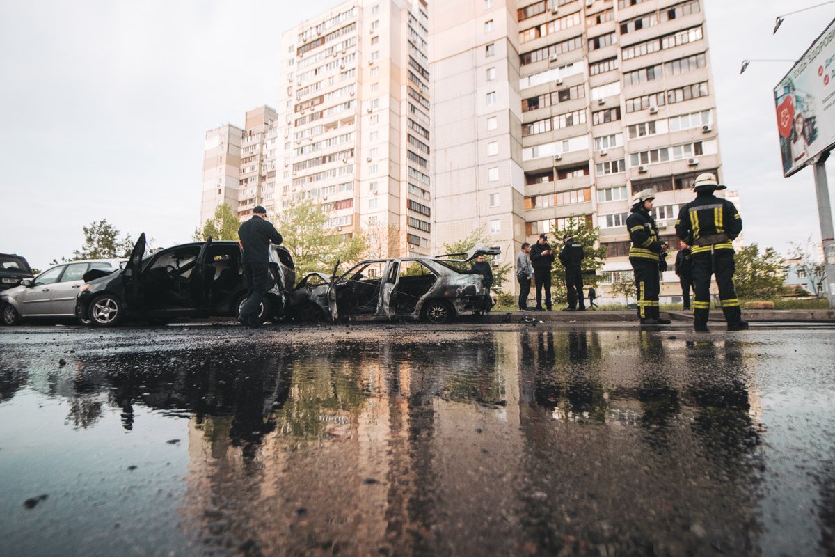 Chery Amulet потерял управление и врезался в припаркованные машины. В результате столкновения повреждения получили сразу три автомобиля