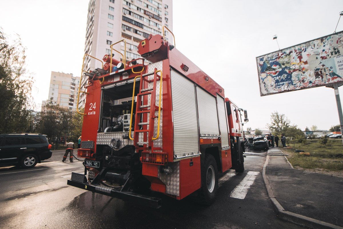На месте происшествия работали три кареты скорой помощи, две пожарные машины, а также экипаж полиции