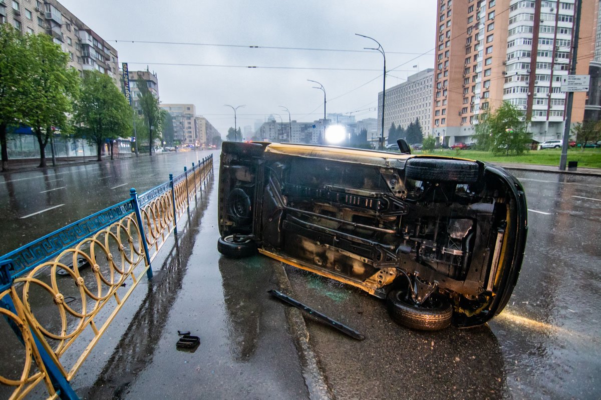 Авто перевернулось на бульваре Леси Украинки