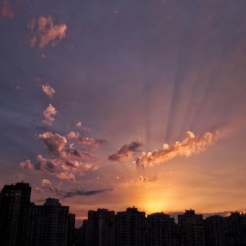 Когда мы в школе рисовали солнечные лучи, мало кто представлял такой рисунок в природе. Но нет, он действительно существует. Фото: @sunsetskyiv