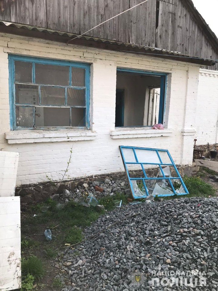 В доме повреждены окна и двери 