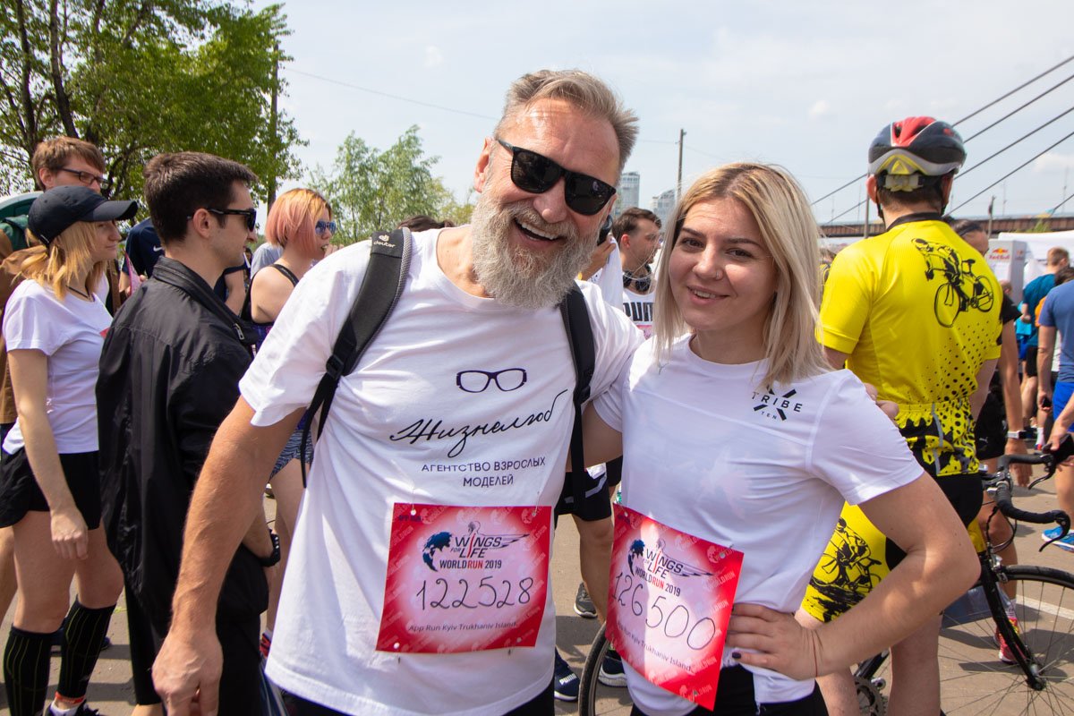 Радостные участники