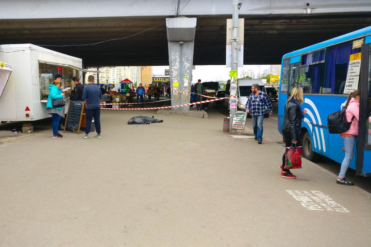 5 мая в Киеве недалеко от выхода станции метро "Харьковская" скончался мужчина 5 мая в Киеве недалеко от выхода станции метро "Харьковская" скончался мужчина