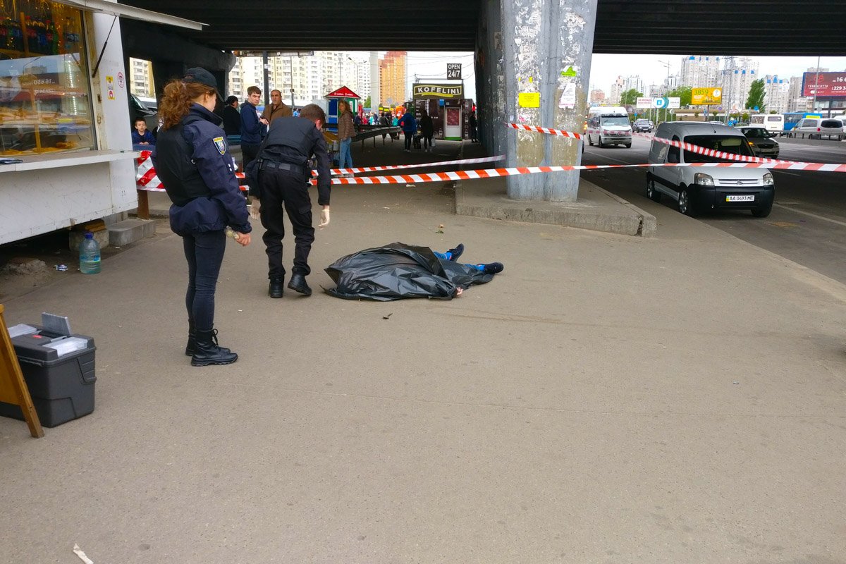 Погибший купил воды в одном из киосков, чтобы выпить таблетку, после чего потерял сознание и упал, ударившись головой об асфальт Погибший купил воды в одном из киосков, чтобы выпить таблетку, после чего потерял сознание и упал, ударившись головой об асфальт