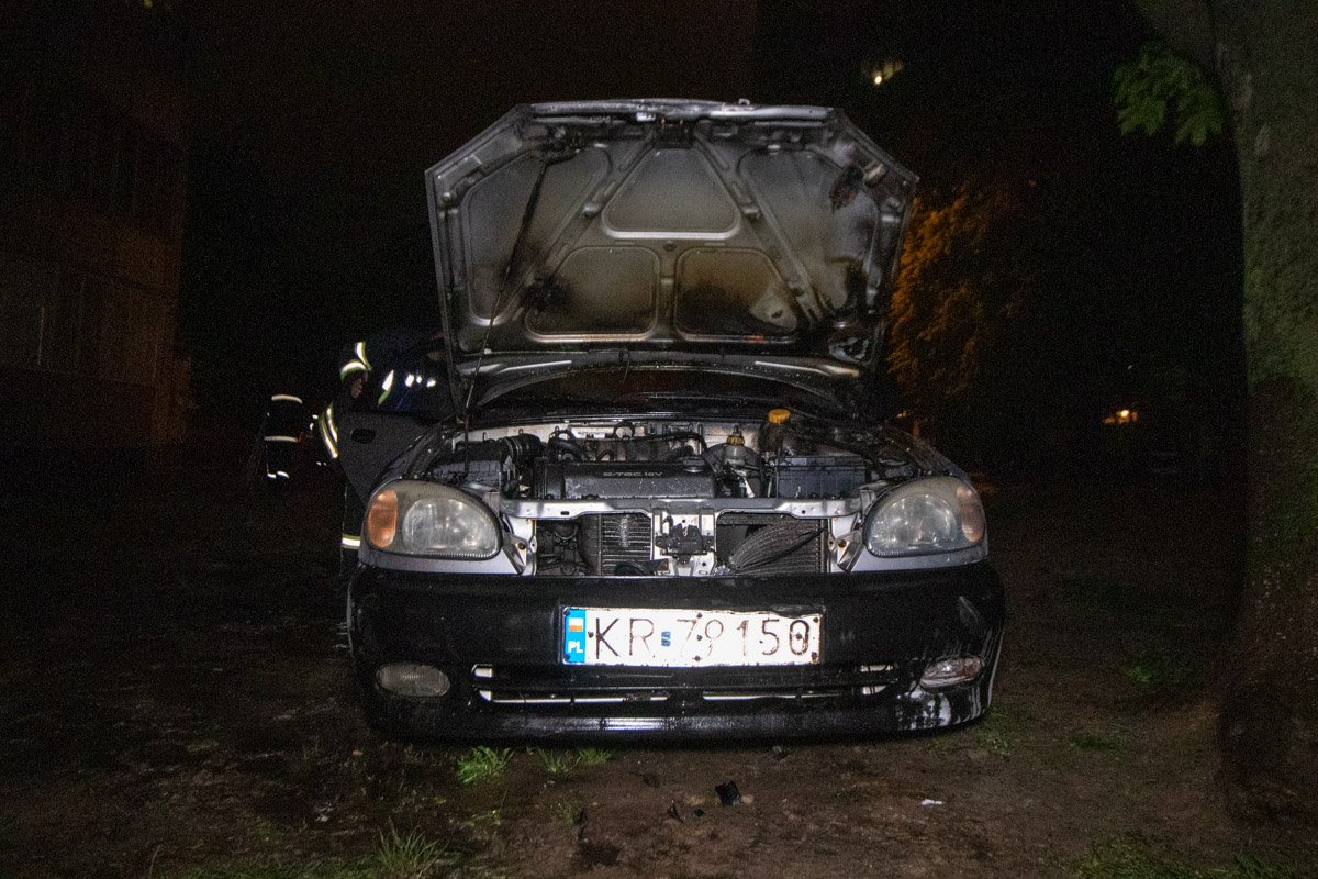 В воскресенье, 5 мая, в Киеве на Чоколовском бульваре, 12 загорелся автомобиль Daewoo Lanos