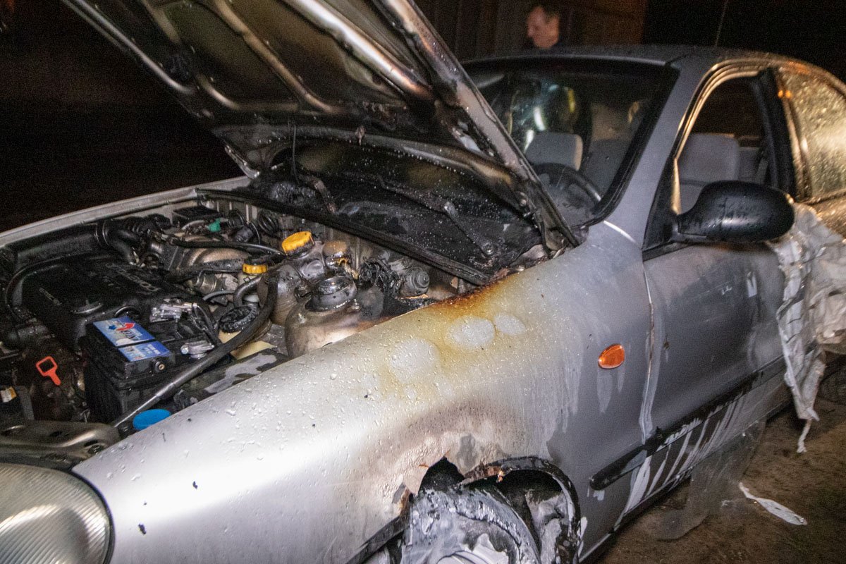 Машина была припаркована во дворе, огонь заметили прохожие, которые и сообщили о происшествии спасателям и правоохранителям